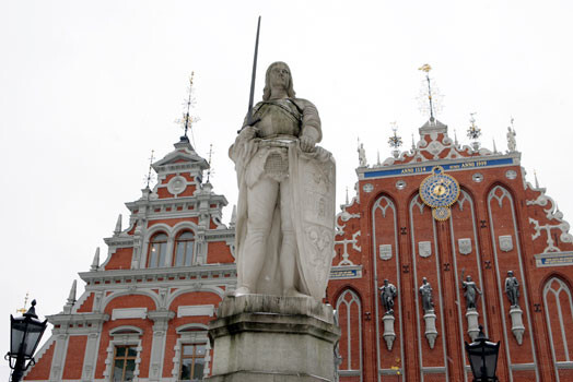 Rolanda statuja beļģu tūristiem kļuva par interesantu alpīnisma praktizēšanas vietu.