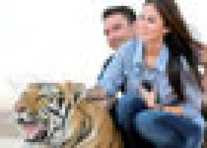 Pasaulē seksīgākā sieviete nebaidās no tīģeriem!