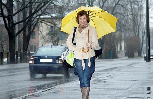 Aktrise uz ielas mierīgi smaida, jo neviens par Kitijas grēkiem viņai nepārmet.