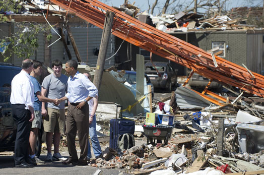 ASV prezidents Baraks Obama apmeklē tornado nopostīto Tuskalūsas pilsētu Alabamas štatā.