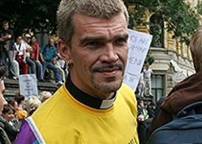 Bijušais mācītājs Sants: „Londonā aizmirstu, ka esmu gejs”