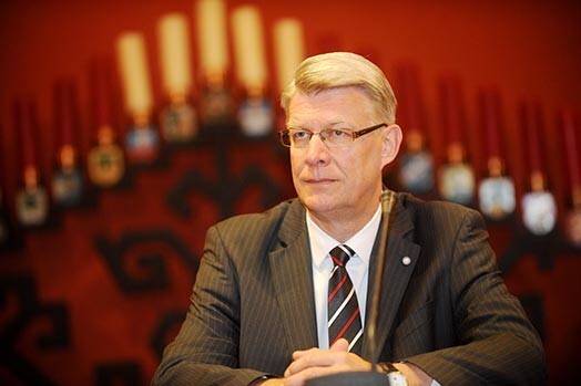 Slavenais krievu astrologs Pāvels Globa teic, ka mūsu prezidents ir viens liels magnēts, kas pievelk katastrofas.