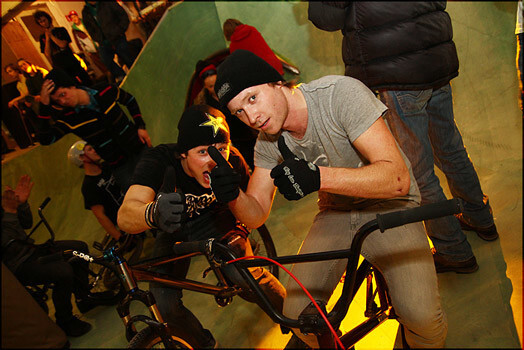 VEF „Superparks” šajā nedēļas nogalē visus aicina izbaudīt aktīvu nedēļas nogali kādreizējās Latvijas rūpniecības flagmaņa cehos, kur tagad izveidots skeitparks.