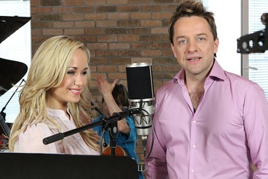 Izveidojies jauns duets! Grupas „Otra puse” solists Normunds Pauniņš ar ņipro dziedātāju Aiju Andrejevu ierakstījuši kopīgu mīlestības dziesmu „Ave Pali”.