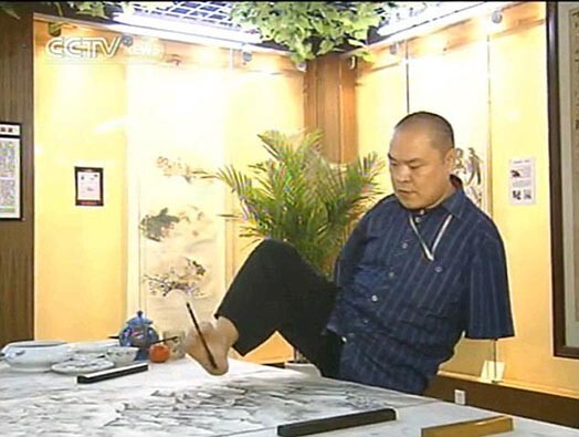 Хуан Гофу научился рисовать ногами в возрасте 12 лет после того, как обнаружил в себе любовь к искусству