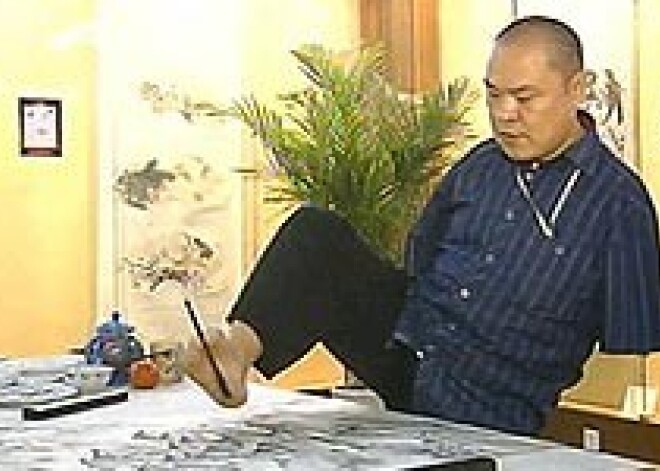 Невероятные картины художника без рук