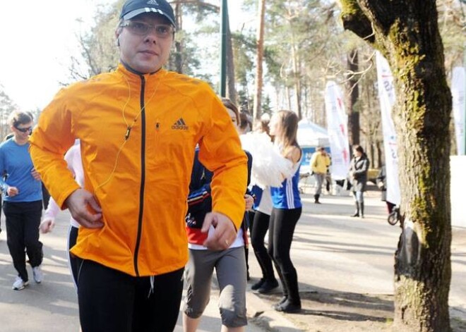 Vēl pirms dažiem mēnešiem ar brillēm. Nils Ušakovs ir sportisks vīrietis — nodarbojies ar sportu, velobraukšanu, tagad trenējas Rīgas maratonam. Viņš atklājis, ka acenes traucē sportot.