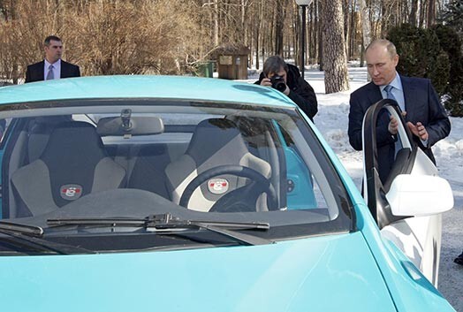 Новую гибридную машину опробовал и премьер Владимир Путин: «Как вы его назвали? Ё мобиль? Откуда вы его взяли? Может, и не плохо. Во всяком случае, внимание привлекает»