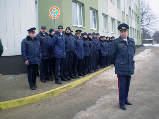 Šā gada februārī Ventspils policijas iecirknis tika pie jaunām telpām, tomēr tas neglābj drūmo situāciju policijā. Pēdējā laikā darbu turpina pamest liels skaits policistu, kuri ar niecīgo atalgojumu nespēj nodrošināt sevi un savas ģimenes. Attēlā: Valsts policijas Ventspils iecirkņa priekšnieks Didzis Vilemsons (priekšplānā) un policisti piedalās iecirkņa jauno telpu atklāšanā Ostas ielā Ventspilī šā gada sākumā.