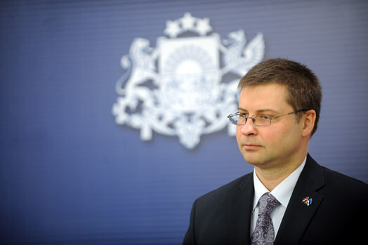 Premjers Valdis Dombrovskis sarakstījis grāmatu par finanšu krīzes pārvarēšanu