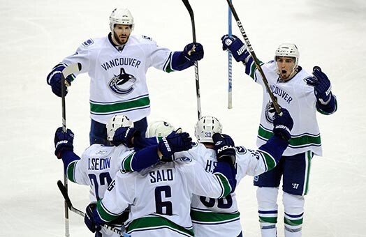 Brāļi Sedini un aizsargs Samijs Salo, kurš guva divus vārtus, noorganizēja "Canucks" uzvaru "Sharks" ūdeņos.