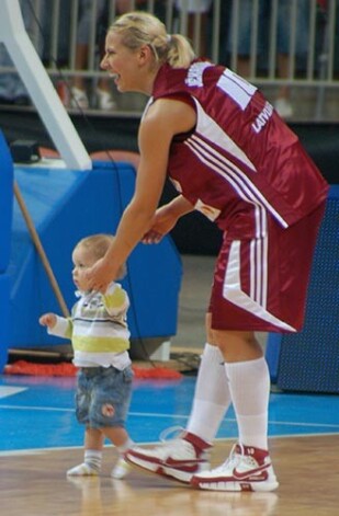 Sportiste kopā ar brāļa dēliņu Bruno Eiropas čempionātā basketbolā 2009. gada vasarā.