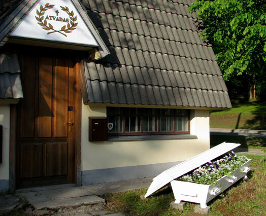 Balts zārks ar puķītēm tagad ir neatņemama Ogres pilsētas ainavas sastāvdaļa: apbedīšanas biroja „Atvadas” reklāma.