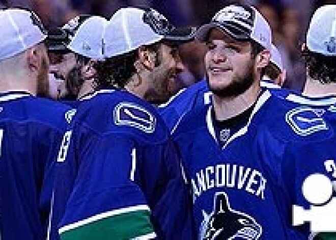 "Canucks" uzvar otrajā pagarinājumā, iekļūstot Stenlija kausa finālā