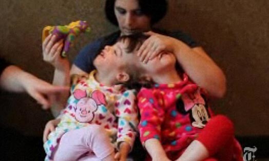 Мама близнецов сказала, что она хочет обеспечить своим девочкам нормальную жизнь, насколько это возможно, и часто водит их в местный бассейн