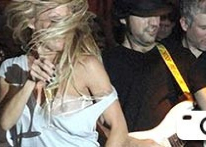 Pamela Andersone vētraini izklaidējas naktsklubā. FOTO