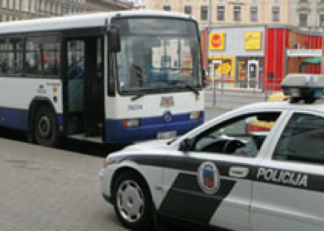 Pasažieri piekāvuši autobusa šoferi, kurš neapstājās starp pieturām