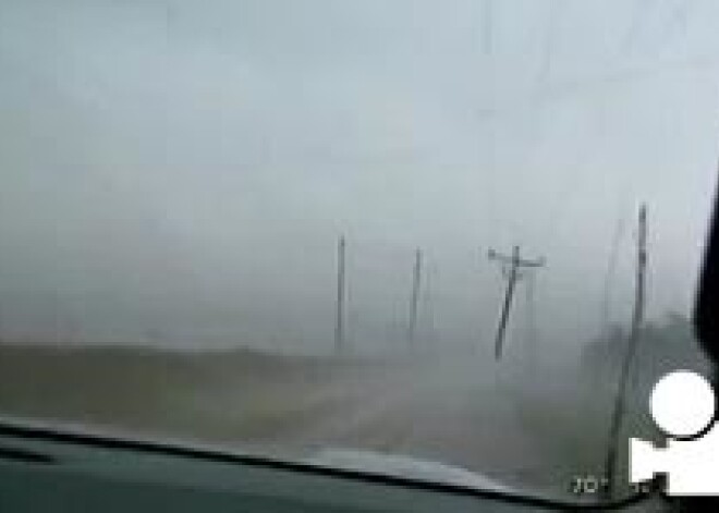 Репортер снял видео из самого центра торнадо