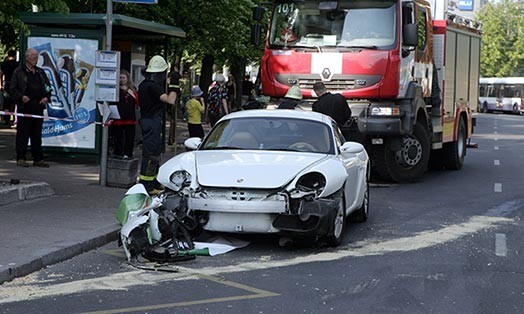 Ekskluzīvais auto "Porsche Cayman" negadījumā ir pamatīgi cietis.