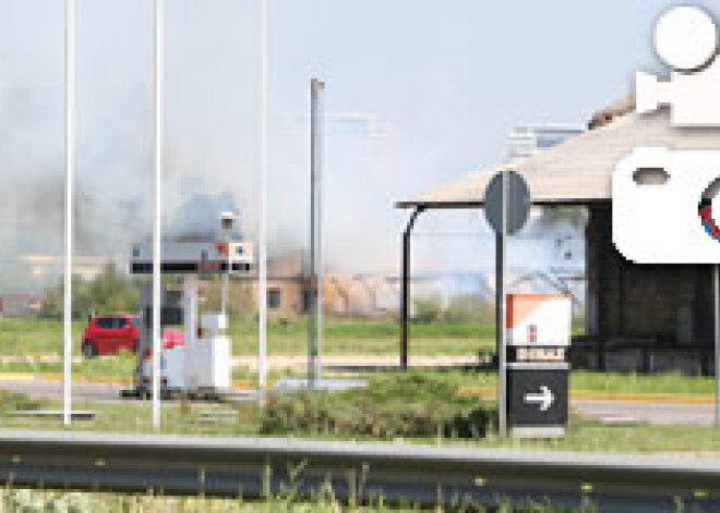 Rīgas centrā pie benzīntanka degušas noliktavas. FOTO