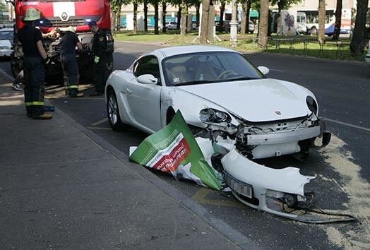 Эксклюзивный автомобиль марки «Porsche Cayman», который во вторник вечером протаранил остановку общественного транспорта в центре Риге принадлежит 23-летней Беате Аузане