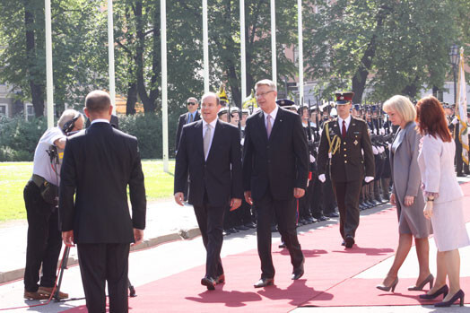 Князь Монако Альберт II и президент Латвии Валдис Затлерс во время торжественной церемонии возле Рижского замка