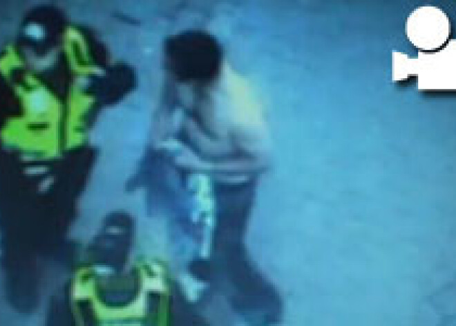 Pašvaldības policija Vecrīgā aiztur kailu dejotāju. VIDEO