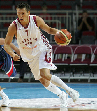 Latvijas izlases basketbolists Jānis Blūms spēles pasaules otra spēcīgākā basketbola čempionātā.