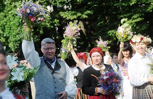 Prezidenta kancelejai pusgada laikā nav izdevies iesniegt grozījumus likumā par eksprezidenta sociālajām garantijām, tāpēc Zatleru pārim būs jāsamierinās ar to pašu, ko savulaik piešķīra gan Guntim Ulmanim, gan Vairai Vīķei – Freibergai.