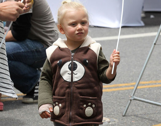 Малыш Зума Россдейл, который сломал руку, упав с кухонного стола, несмотря на несчастье, держится молодцом