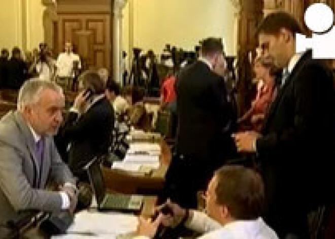 Ko runāja deputāti? Surdotulki atklāj vēlēšanu aizkulises