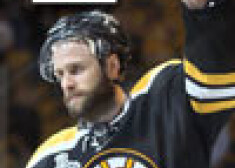 Bostonas „Bruins” vēl viena graujoša uzvara. NHL finālā – 2:2. VIDEO