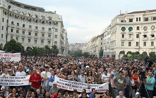 Grieķijas iedzīvotāji protestē pret taupības pasākumiem valsts ekonomikas glābšanai