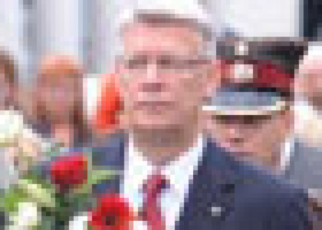 Aptuveni 1000 cilvēku pulcējas pie Brīvības pieminekļa. FOTO