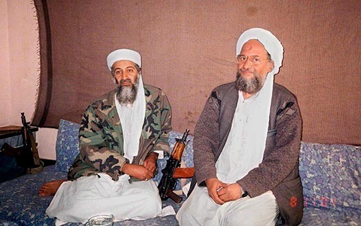 2001.gadā uzņemtā fotogrāfijā redzams starptautiskās teroristu organizācijas "Al Qaeda" līderis Osama bin Ladens (pa kreisi) un viņa vietnieks Aimans az Zavahiri. Par "Al Qaeda" jauno līderi iecelts Zavahiri, kas stāsies Pakistānā maijā ASV spēku īpašā operācijā nogalinātā teroristu vadoņa Bin Ladena vietā.