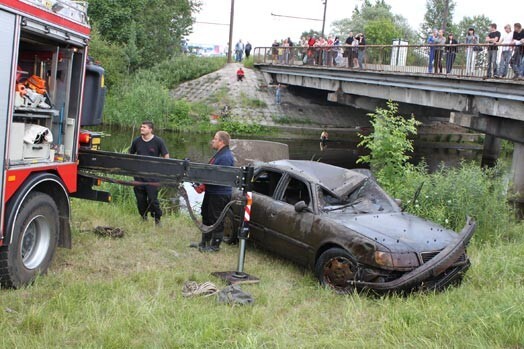 Meklējot noslīkušo cilvēku, glābēju ekipāža vispirms pavisam nejauši zem ūdens atrada nogremdētu auto ar avārijas pazīmēm, turpat bijis arī meklētais bojāgājušais.