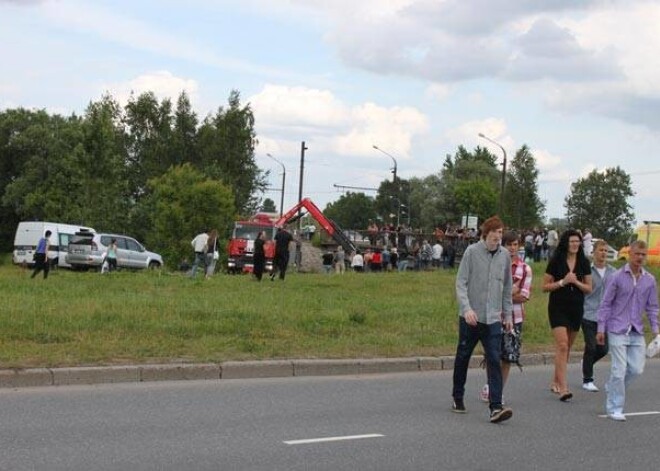 Vairāk nekā 50 ļaužu liels pulks sestdienas pēcpusdienā sekoja līdzi notikumu gaitai Bieķengrāvja krastmalā pie tā sauktā Mūkusalas apļa.