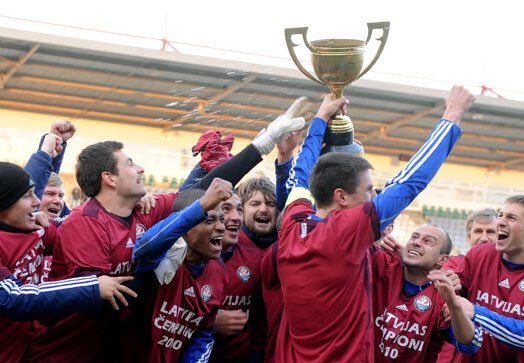 Latvijas futbola virslīgā neveiksmīgi spēlējošie pagājušā gada čempioni „Skonto” (pašlaik tikai ceturtā vieta) saviem līdzjutējiem patīkamas emocijas sagādāja, izcīnot Baltijas futbola līgas kausu.