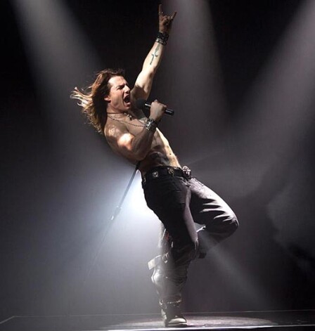 Глядя на эту фотографию, понимаешь, что из Тома Круза могла бы получится настоящая рок-звезда. Остается дождаться фильма и узнать, как у него обстоят дела с голосом и слухом