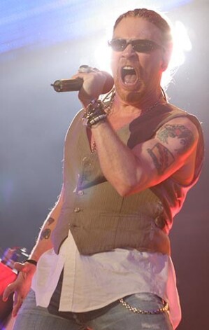 Преподавателя по вокалу Крузу нашли соответствующего — вокалиста группы Guns N’Roses Акселя Роуза.