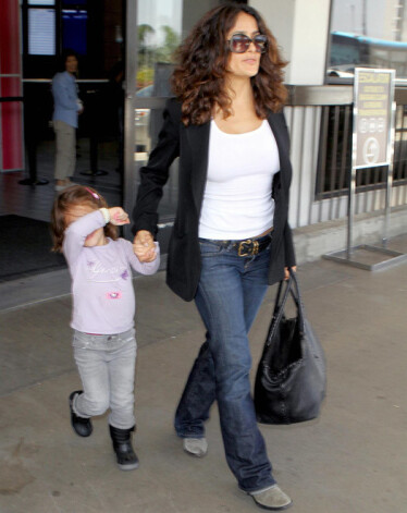 Meksikāņu aktrise Selma Haijeka ar trīsarpus gadus veco meitu Valentīnu Palomu.