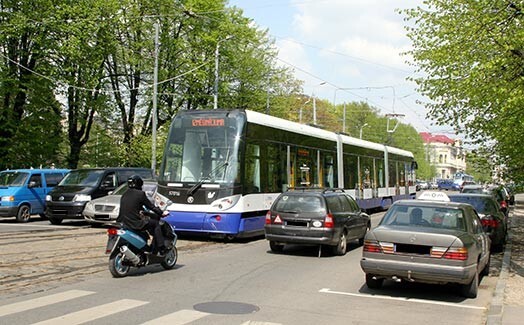 Zemās grīdas tramvajs Nr, 57082, kurā biļešu tirdzniecības automāts naudu par braucienu iekasē, bet pašu e-talonus neizsniedz.