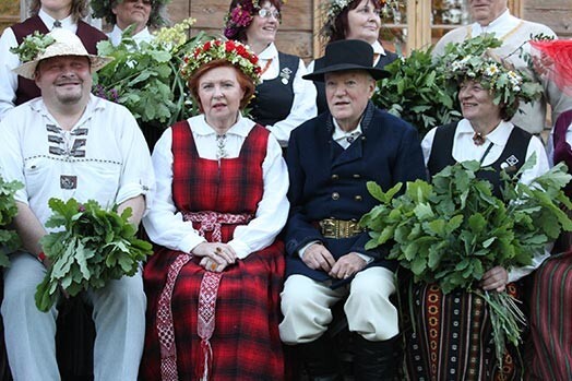 Līgo svētkos Vaira Vīķe-Freiberga bija saposusies Lielvārdes tautastērpā, kamēr viņas vīrs bija izvēlējies Alsungas tautastērpu.