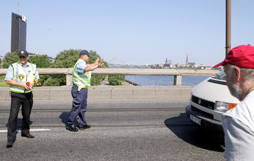 Līgotāji stāsta, ka atgriežoties no jāņošanas šogad uz ceļiem esot redzējuši, salīdzinot ar iepriekšējiem gadiem, mazāk ceļu policistu. Tomēr paši policisti apgalvo, ka pārbaudījuši vairāk transportlīdzekļu vadītāju nekā pērn.