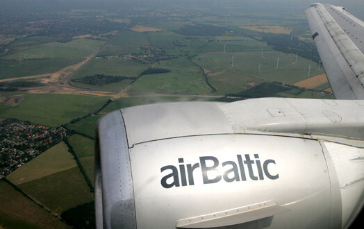 Lietuvas aviopasažieri satraukušies par „airBaltic” nākotni. Viņi nezina vai ir droši pirkt biļetes lidsabiedrībā, kura nedēļas laikā Lietuvā slēgusi vairākus reisus.