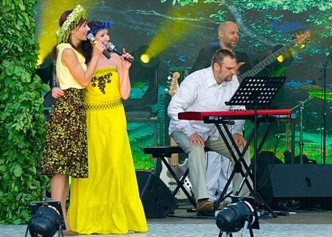 Krāšņas kā puķes – Elizabete (Maija Doveika) un Rita (Marija Bērziņa).