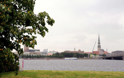 Rīgas panorāma ar lietus mākoņiem.