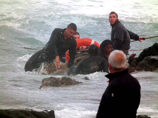 Imigrantu kuģa ugunsgrēka rezultātā jūrā noslīkuši 197 cilvēki