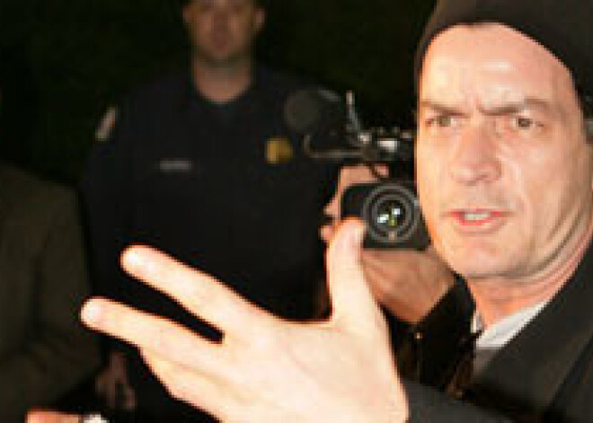 Čārlijs Šīns cer piedalīties jaunā televīzijas seriālā par dusmu terapiju