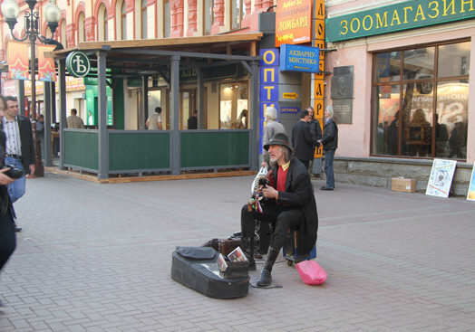 Arbatā netrūkst dažādu īpatņu, kas strinkšķina paštaisītu instrumentu cerībā, ka iemetīsiet cepurē kādu naudiņu.